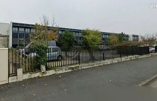 Local professionnel 1457 m² 