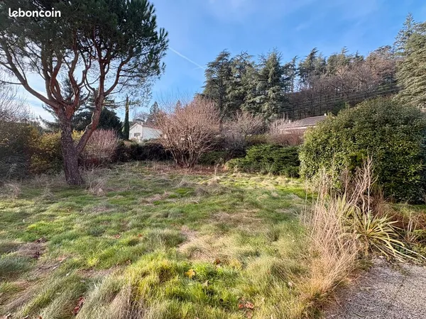 Terrain 600m2 plat et arboré, secteur idéal 