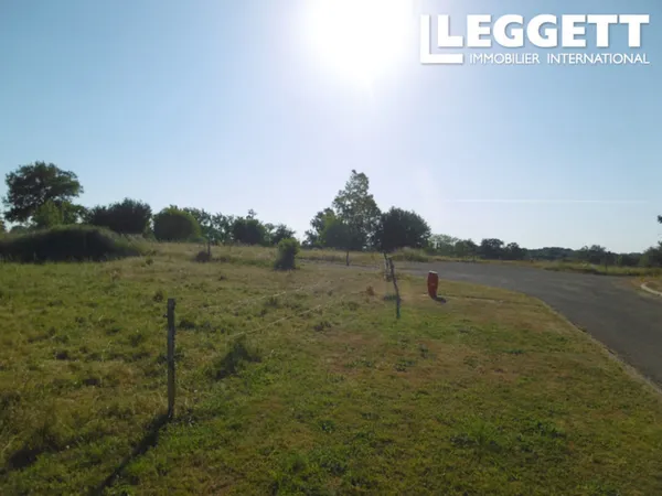 Terrain à bâtir de 902 m² entièrement viabilisé, situé sur la commune de Couesmes-Vaucé, à 