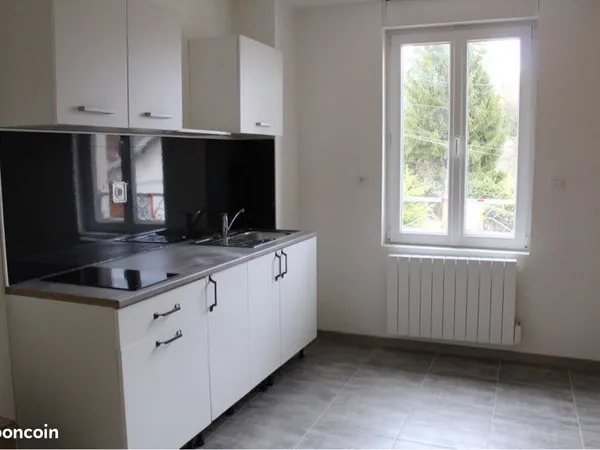 F2 duplex rénové toutes charges comprises 