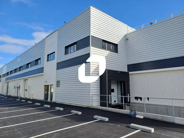 Local d'activité 7420 m² 