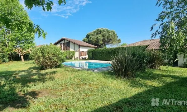 Maison landaise en lisiere de foret.