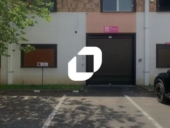 Local d'activité 211 m² 
