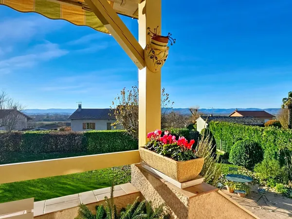 Fareins - Maison indépendante de 1985 - Parcelle de 1375m2 Piscinable - Cheminée - Vue dégagée 