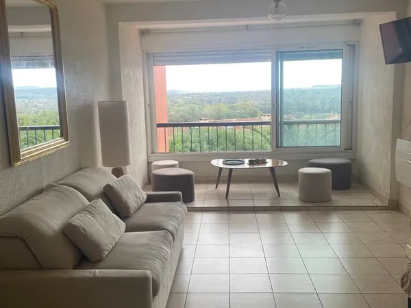 Location appartement grand studio 34m² vue imprenable sur le Golfe de Saint-Tropez 