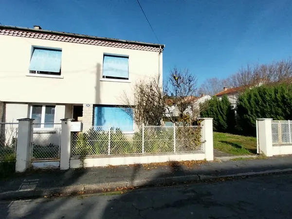 Maison d'habitation réaménagée en espace d'accueil professionnel et un appartement en cours 