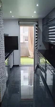 Beau quatre pièces meublé neuf avec grande terrasse et parking fermé 