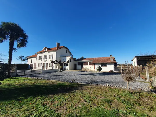 Entre ARZACQ et SAMADET, Ancien Corps de ferme avec dépendan 