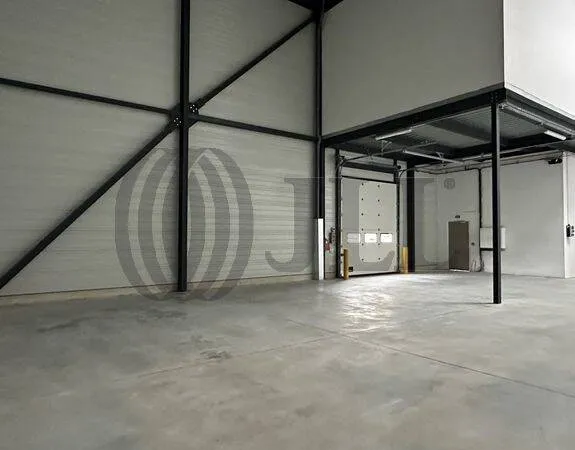 Local d'activité 765 m² 