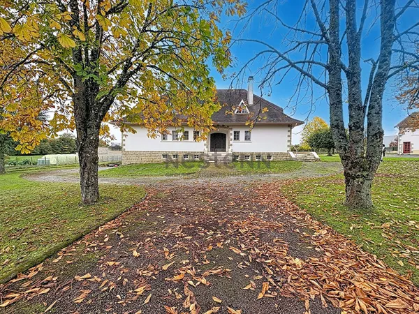 Propriété rare conjuguant maison familiale et ancienne grange à seulement 15 minutes de Limoges 