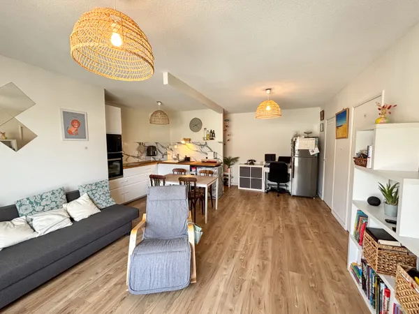 Vends T2 rénové (45m²) - Dernier étage avec vue dégagée - Au pied du métro République, 