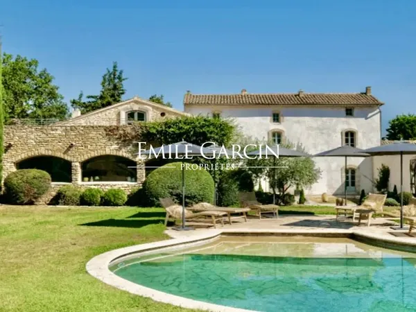 Bastide de prestige en Provence, vue sur le Luberon, piscine chauffée 