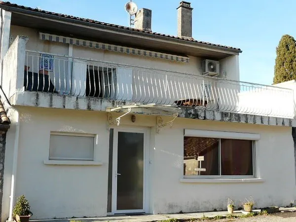 Maison dans hameau avec terrasse 
