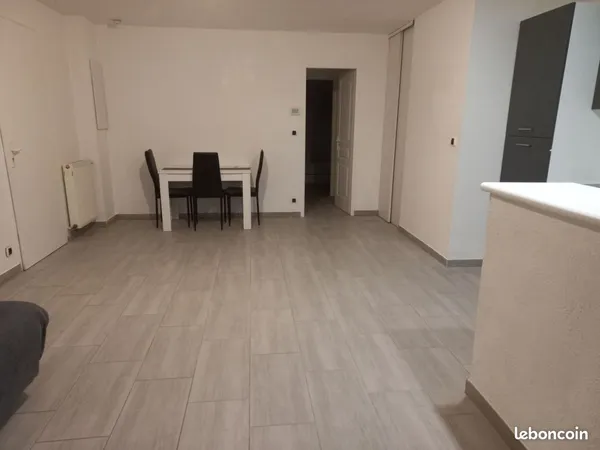 Bel appartement 2 chambres + garage dans petite résidence familiale 