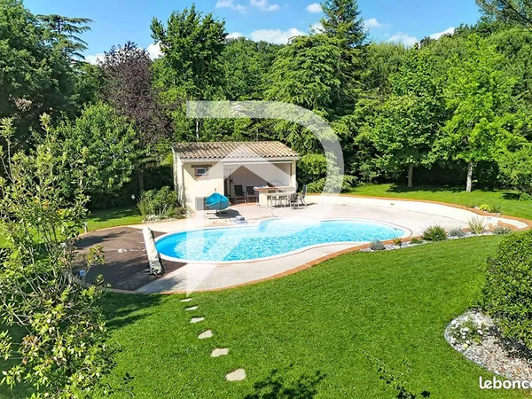 Propriété 7 pièces 195 m² 