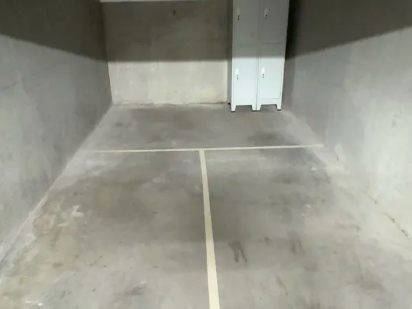 Loue une place moto dans box fermé 