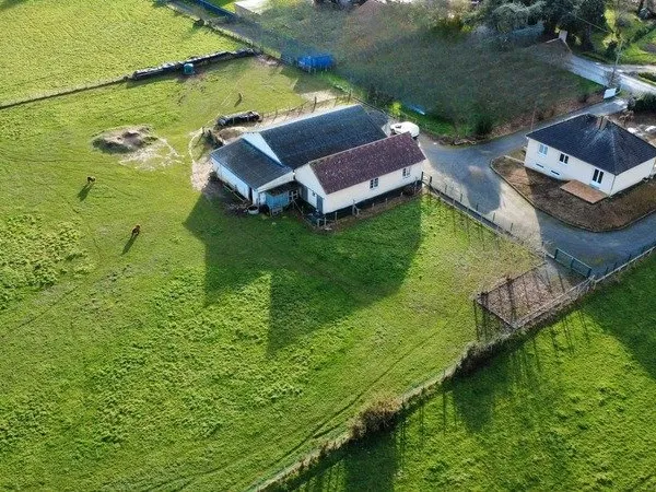 Maison avec grand terrain + 240 m² de dépendances — Idéal artisan / bricoleur — La 