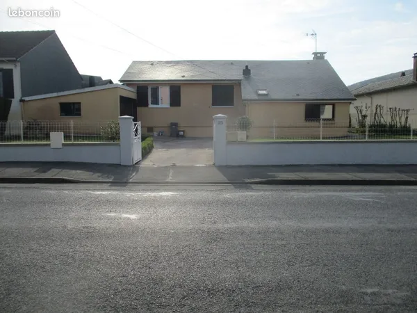 Maison de plain pieds avec studio, grand garage et dépendances 