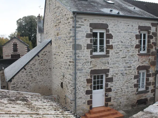 Immeuble de rapport 2 appartements + garages+terrain 