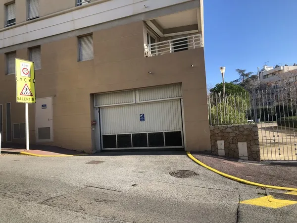 Double GARAGE fermé 