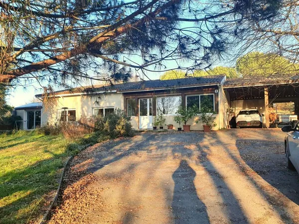 Maison individuelle 5 pièces + garages et atelier 