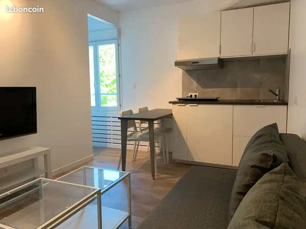 T2 35 M2 RESIDENCE PRIVÉE sécurisé, parking, piscine, salle de sport, laverie, 25 min Lyon , 8 