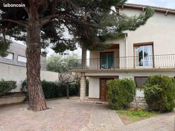 Maison avec grand terrain 
