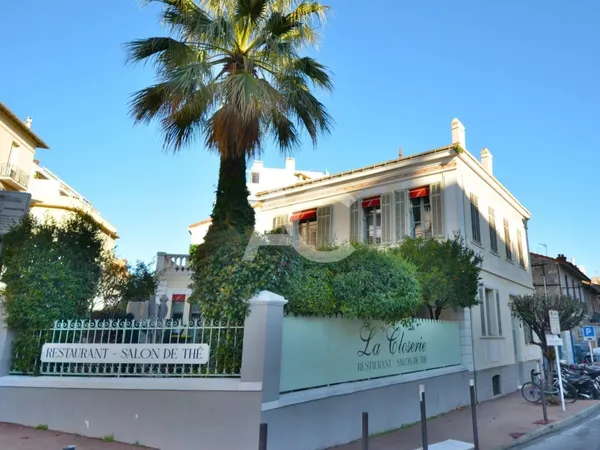 ANTIBES - VILLA OU MURS COMMERCIAUX 