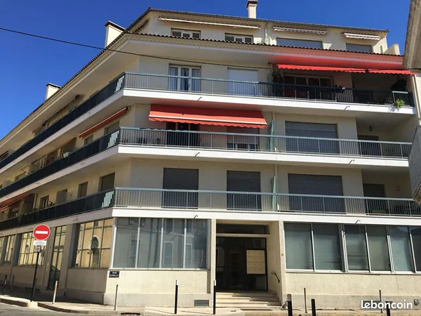 Parking/box NIMES 