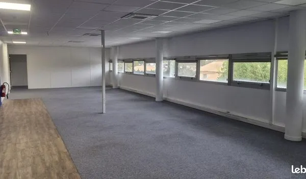 Bureau 210 m² 