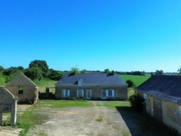 Corps de ferme avec dépendances et terrain 