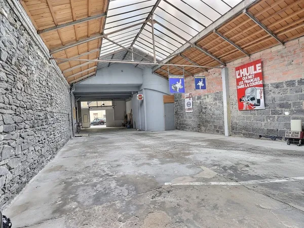 CLERMONT-FERRAND , bel immeuble renové avec grand garage 