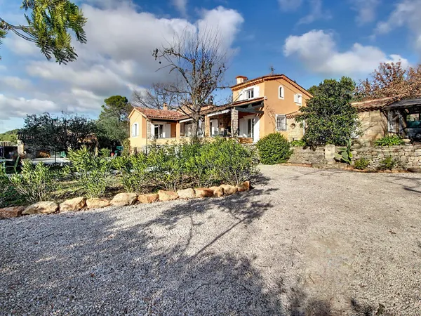 A VENDRE EN EXCLUSIVITE ! Propriété sur LORGUES avec maison, studio et dépendance - Proche 