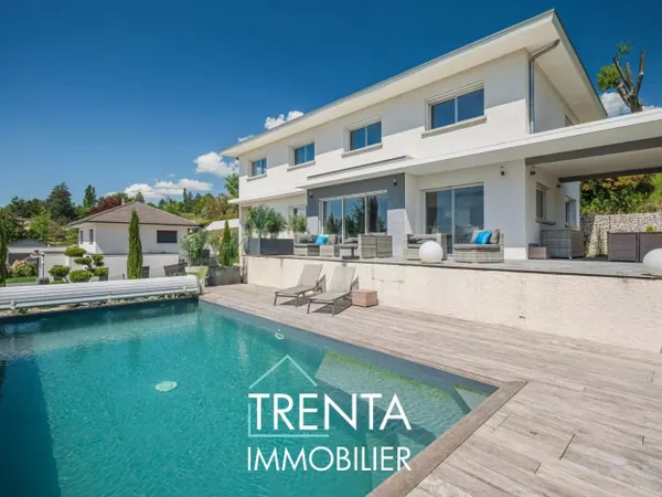 Maison contemporaine avec piscine et vue panoramique à Saint-Jea 