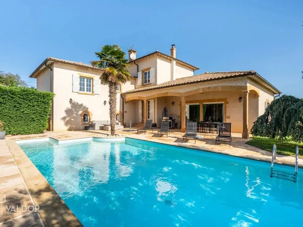 Villa 6 pièces 227 m² 