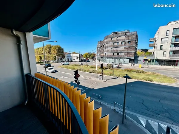 T2 BAS CENON PIEDS DU TRAM limite Bordeaux 