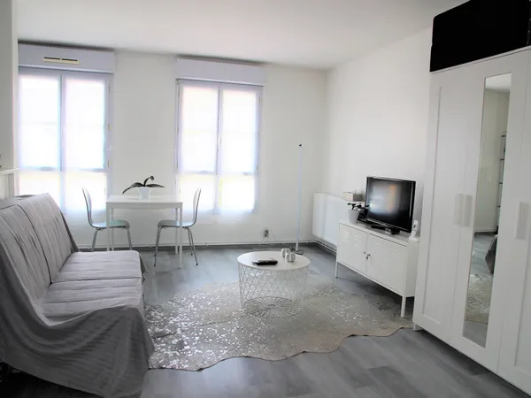 STUDIO A LA CHAPELLE EN SERVAL. 