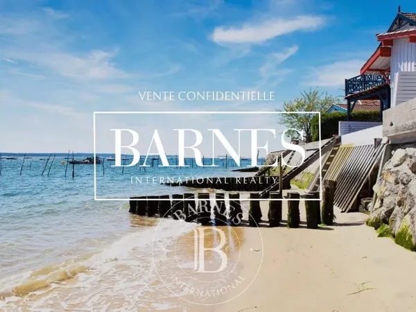 VILLA CONTEMPORAINE AVEC PISCINE DANS UN ENVIRONNEMENT CALME SUR 
