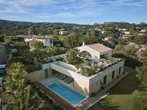 Villa récemment construite, superbement sitée au coeur de la baie de Pampelonne à Ramatuelle... 