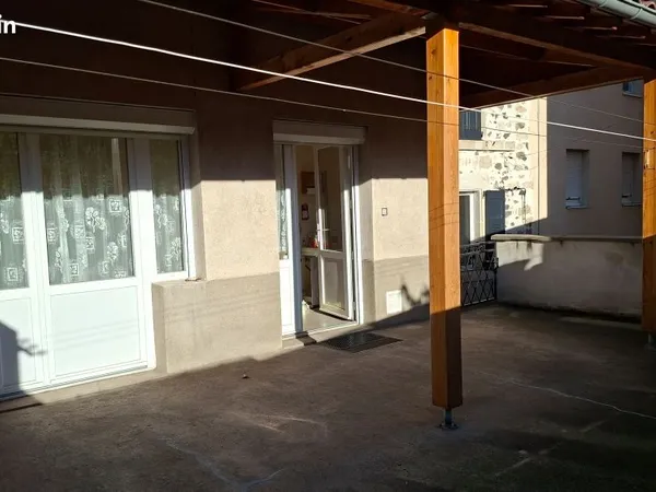 Belle propriété composée de 2 maisons accolées au coeur de Brives-Charensac 