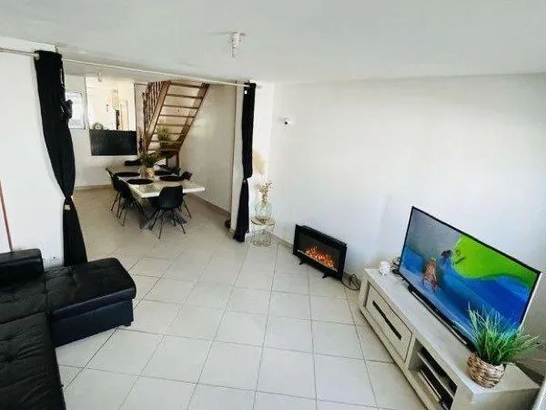 Maison de ville avec jardin bien isolée 