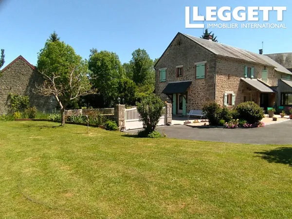 Grande Maison Familiale Rénovée Récemment, Proche de Gouzon, avec Terrasses et Dépendances 