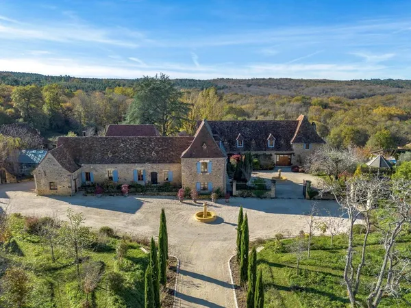 Domaine d'Exception en Dordogne avec Vues Panoramiques et Confort High-Tech 