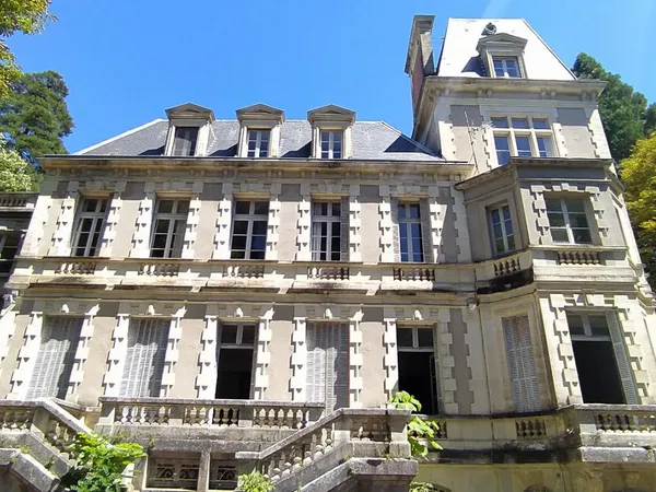 Château du 19e avec dépendances et parc 