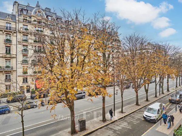 Paris VIIIe - Avenue Montaigne - Plaza Athénée 