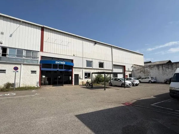 Local d'activité 6 pièces 1217 m² 