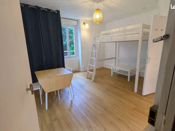 Studio 21 m2 calme meublé refait à neuf 
