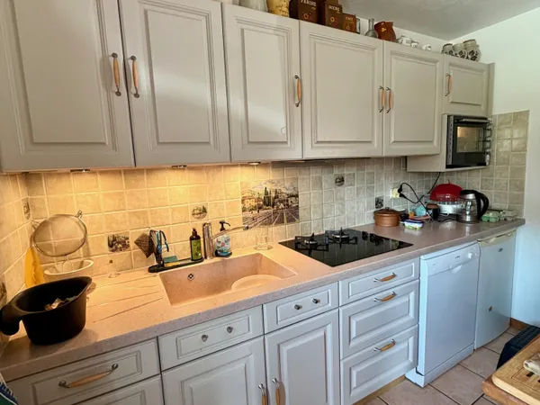 APPARTEMENT EN REZ DE JARDIN AVEC DEPENDANCES 