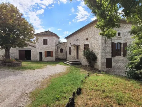 Ancien corps de ferme en situation dominante en sortie d'un hameau 