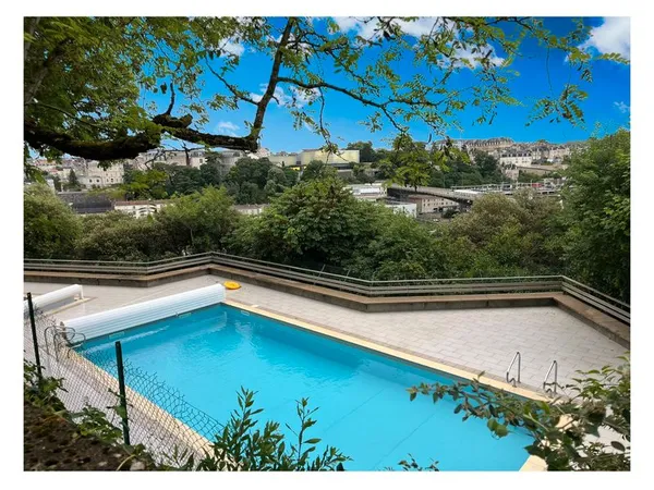 Appartement T2 lumineux avec piscine, faibles charges et gardien, Bd des Rocs 